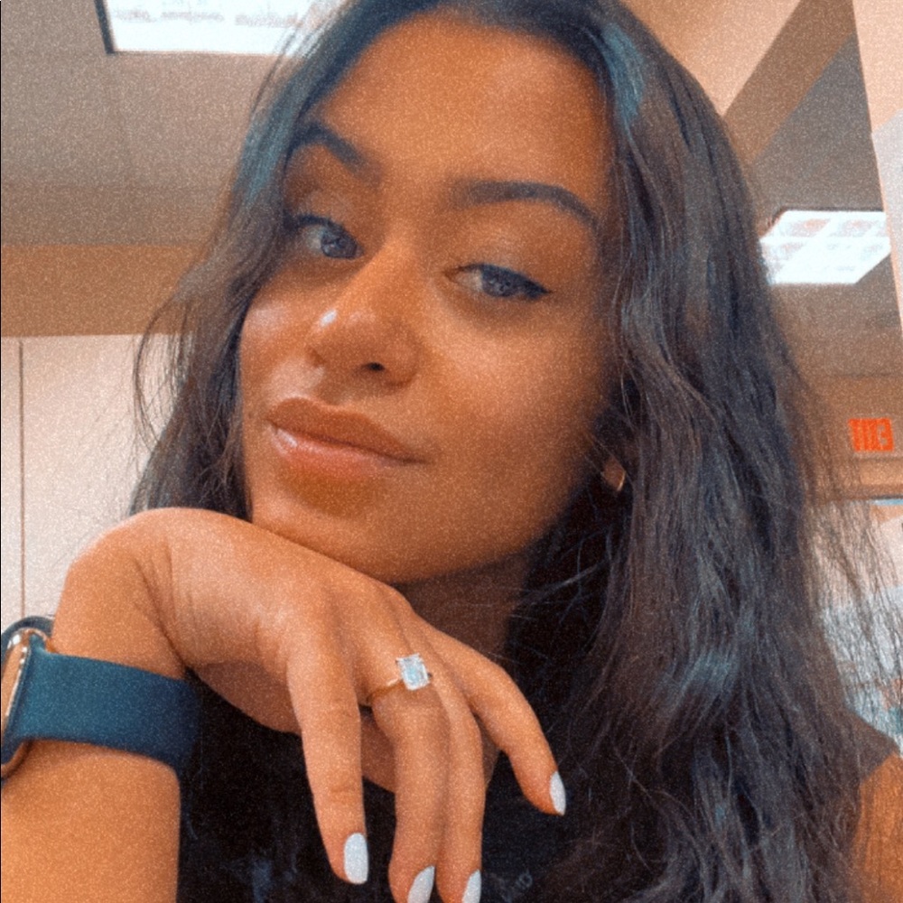 Meet your Posher, Claudia🖤